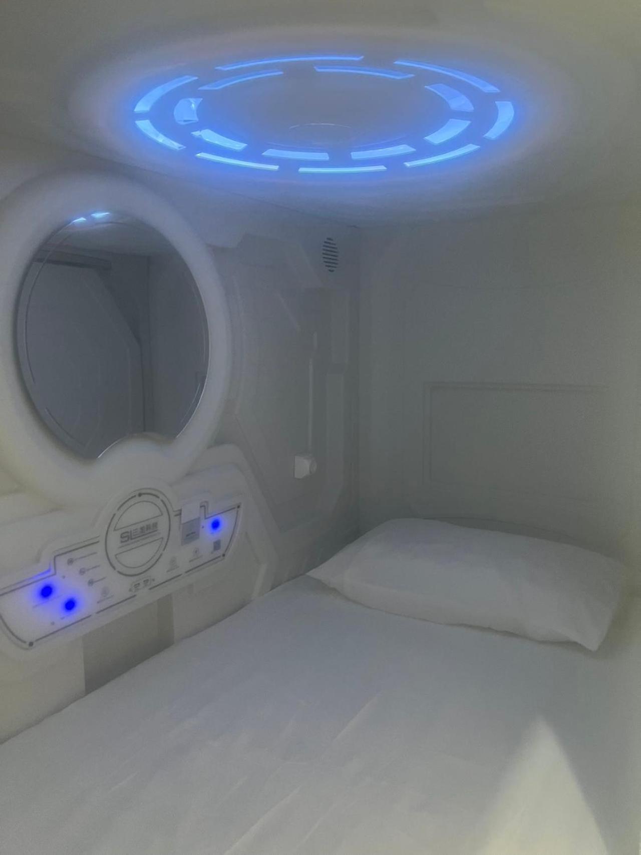 Air Hostel Capsules Airport Gavà Exteriör bild